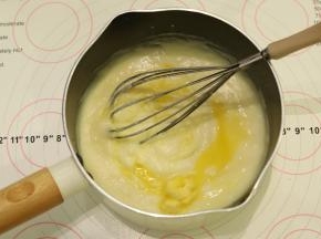 趁热放入黄油，搅拌均匀。