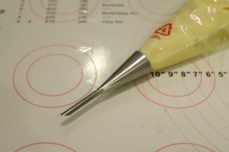 放凉的卡士达酱装入裱花袋。