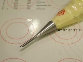 放凉的卡士达酱装入裱花袋。