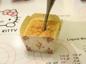 从中间将卡士达酱挤入蛋糕体内。