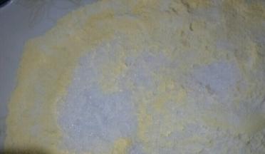 把玉米面粉，普通面粉，白糖放在一起搅拌均匀