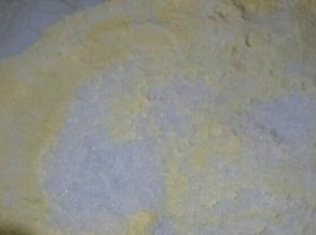 把玉米面粉，普通面粉，白糖放在一起搅拌均匀