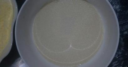 酵母放入水中融化