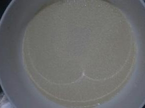 酵母放入水中融化
