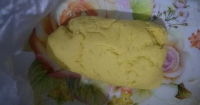 揉成面团，盖保鲜膜醒发1小时左右