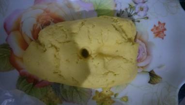 醒发至面团略略变大即可，指头戳洞是不会回缩的，因为玉米面的粘性小