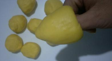 左手捏起，套在右手拇指上，继续捏成窝头形状(没办法拍照，小伙伴们想像一下这个动作哈)