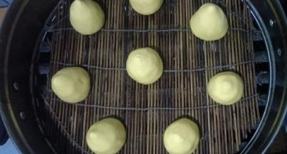 放入蒸屉中，每个之间留出一定的距离。冷水下锅，开大火，水开后再蒸25~30分钟，关火闷3分钟