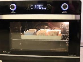 烤箱预热170度，上下火中层，18分钟。