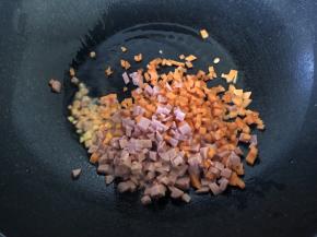 香肠胡萝卜切碎翻炒