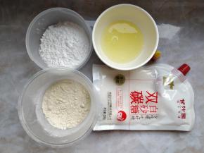 准备好各种食材。糖粉要选择不含淀粉的纯糖粉，或者用料理机将细砂糖磨成粉也可以。