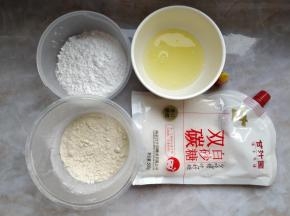 准备好各种食材。糖粉要选择不含淀粉的纯糖粉，或者用料理机将细砂糖磨成粉也可以。
