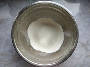 将杏仁粉和糖粉混合后过筛，备用。过筛时不要碾压杏仁粉，以免出油。