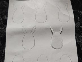 将杏仁粉和糖粉混合后过筛，备用。过筛时不要碾压杏仁粉，以免出油。