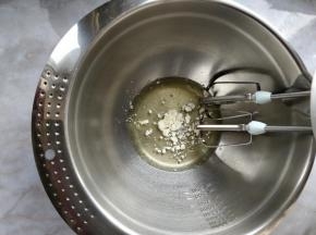 将蛋白倒入无水无油的打蛋盆中，加入蛋白粉（增加稳定性）后，分三次加入细砂糖，打发。