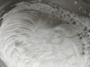 将蛋白打发到硬性发泡状态。