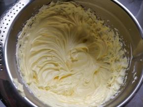 加入黄色色素搅匀。