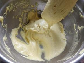 将步骤2混合过筛的粉类分次加入打发的蛋白中，翻拌到略浓稠的缎带状面糊。