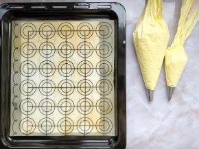 将面糊分别装入两个裱花袋，一个中号圆花嘴，一个小号圆花嘴。