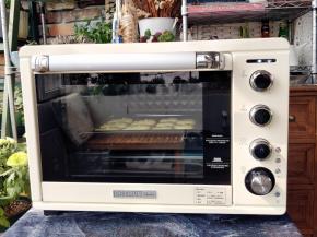 待表面面糊略微干燥后，在带耳朵的正面挤出两个小手，继续吹干后，放入预热好的烤箱中层，上下火同时加热160度，热风模式烘烤12分钟左右。