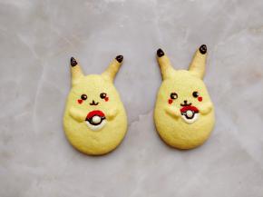 用融化的黑白巧克力画出耳朵、眼睛、嘴和精灵球，放到一边冷却凝固。