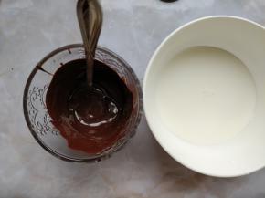 准备内馅：将黑巧克力切成小块，用微波炉小火融化成液态。