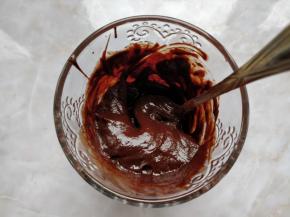 将淡奶油倒入巧克力液中，搅拌至完全融合，室温下放置降温到粘稠状态。