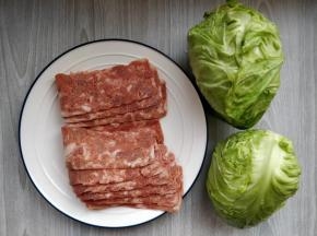 将培根解冻，整条切成两半。