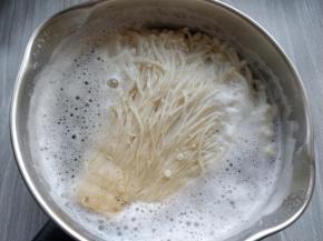 把金针菇用清水冲洗一下，焯水后挤净水分