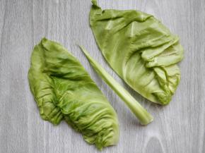 包菜（牛心菜）洗净，掰出几层叶子。茎如图切掉，只用两边的叶子，每片叶子再分成两个长条。