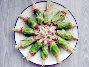 将所有的都这样卷好，接口朝下，摆在盘中。盘子要稍有点儿深度，一会儿要浇酱汁。