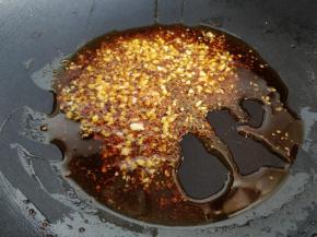 加少许孜然，炒出红油。培根是有咸味的，所以不用再加盐调味了。