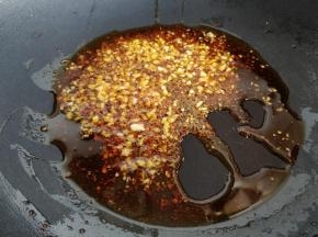 加少许孜然，炒出红油。培根是有咸味的，所以不用再加盐调味了。