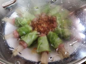 水沸后大火蒸8分钟左右即可。培根很容易熟，金针菇是焯过水也是半熟的，蒸的时间不用太久，以免包菜变色。