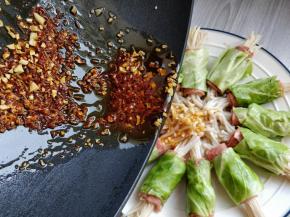 将浇汁倒在盘中间，放入蒸锅中