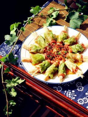 出锅后撒少许葱花和熟芝麻装饰一下，就可以吃啦。