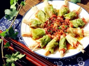 出锅后撒少许葱花和熟芝麻装饰一下，就可以吃啦。