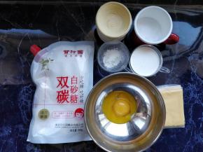 准备好各种材料。蛋挞皮无需提前解冻。预热烤箱，上下火同时加热210度，10分钟左右。