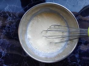 将蛋黄加牛奶、淡奶油搅匀。