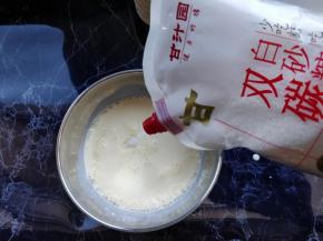倒入细砂糖或糖粉，搅匀。这里需要注意，不要在蛋黄里直接加入细砂糖，很容易结块。要让细砂糖搅匀溶解在牛奶和淡奶油里。