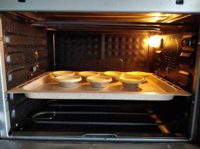 放入预热好的烤箱中下层，上下火210度，烤25分钟左右。