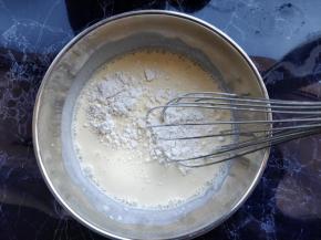 加入低筋粉搅匀。低筋粉的作用是增加蛋挞芯的凝结度，更容易成型，也可以不加。