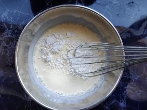 加入低筋粉搅匀。低筋粉的作用是增加蛋挞芯的凝结度，更容易成型，也可以不加。