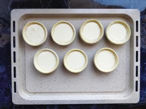 将搅好的蛋挞液倒入蛋挞皮中，八分满即可。由于蛋黄和蛋挞皮个头大小不同，一般可做6-8个蛋挞。