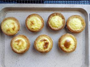 将烤好的蛋挞从烤箱中取出，稍晾凉，同时准备表面装饰。