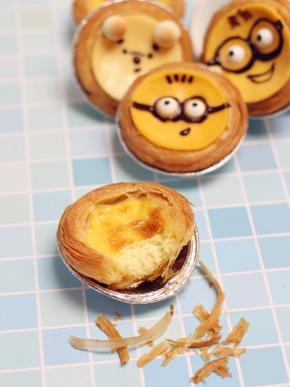 把装饰好的奶酪片平移到蛋挞上，就可以趁热吃啦。