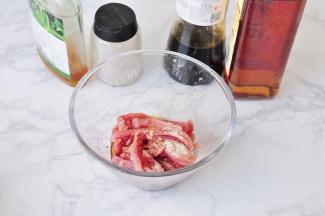 猪瘦肉切成细丝，加入酱油、料酒、芝麻油、胡椒粉。猪瘦肉我用的里脊肉，这个部位的肉最嫩。其实建议大家用外脊肉，那个部位的肉仅次于里脊。