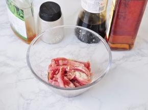 猪瘦肉切成细丝，加入酱油、料酒、芝麻油、胡椒粉。猪瘦肉我用的里脊肉，这个部位的肉最嫩。其实建议大家用外脊肉，那个部位的肉仅次于里脊。