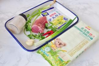 准备食材。榨菜我用的袋装的榨菜丝。如果您用的球形的榨菜自已切丝，需要泡洗一下。因为那种榨菜过咸。