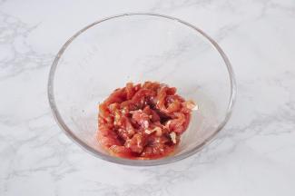 将肉与调味料充分抓匀略腌制。